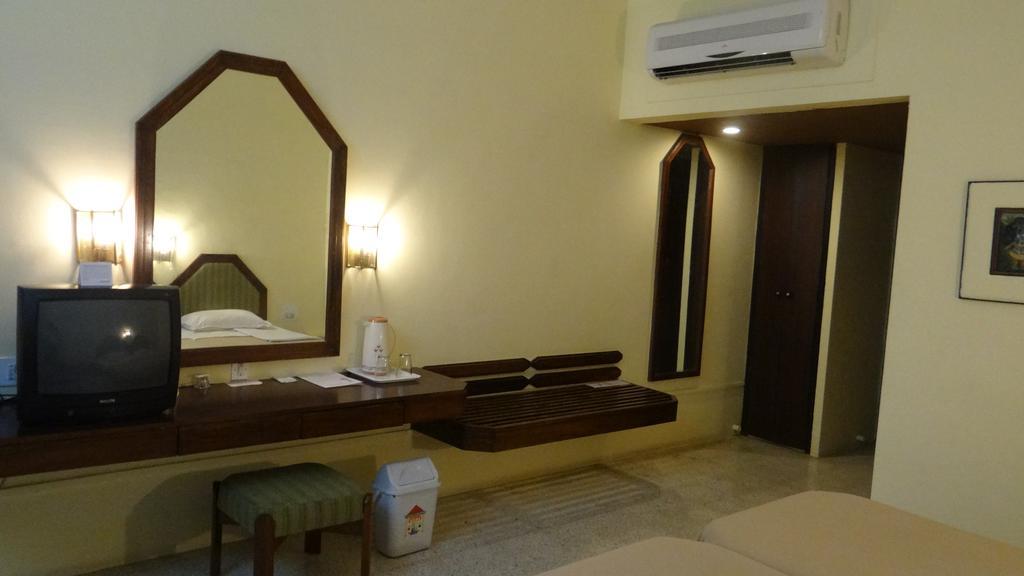 Hotel Paradise - Mysore Dasaprakash Group Buitenkant foto