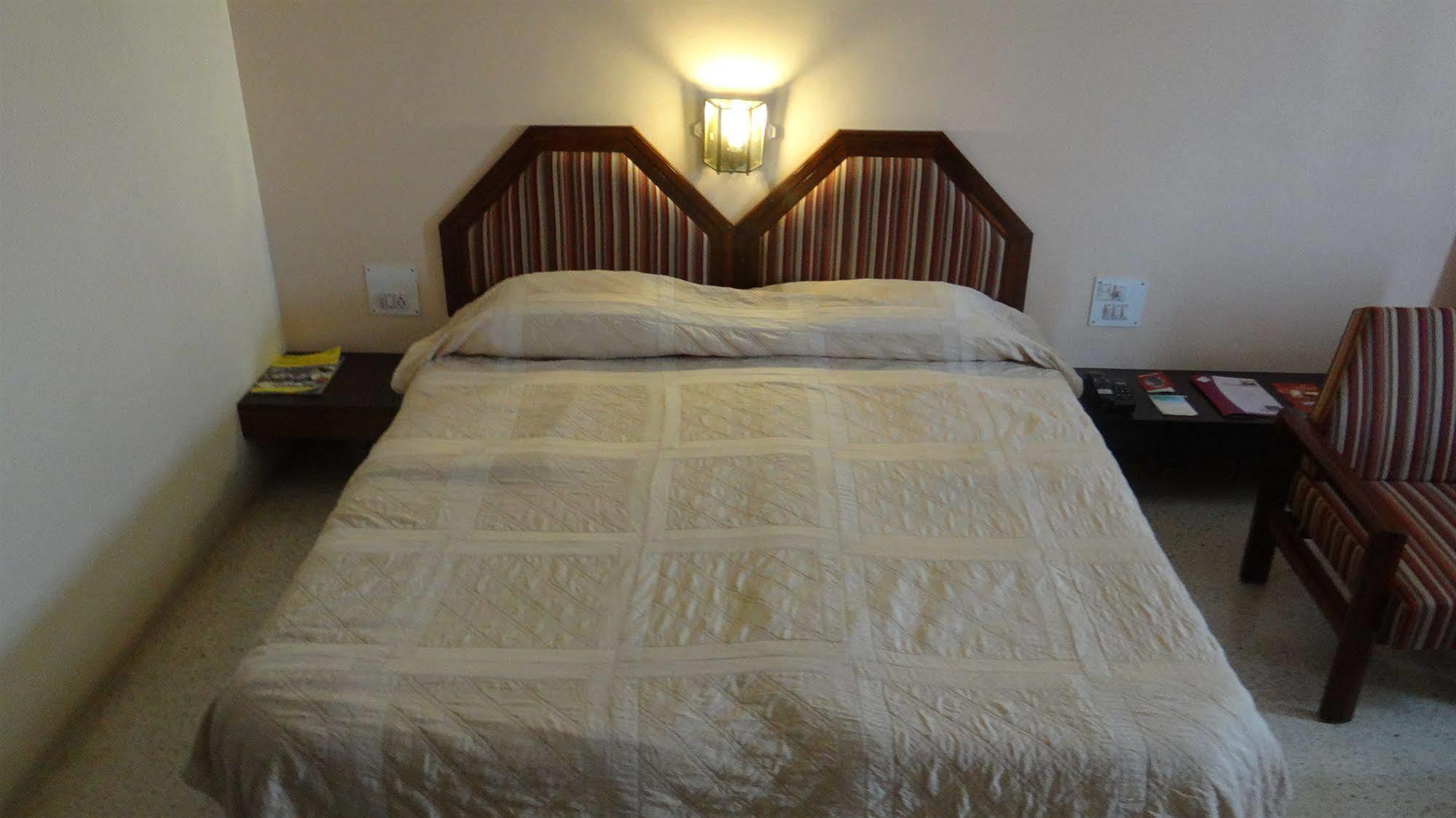 Hotel Paradise - Mysore Dasaprakash Group Buitenkant foto