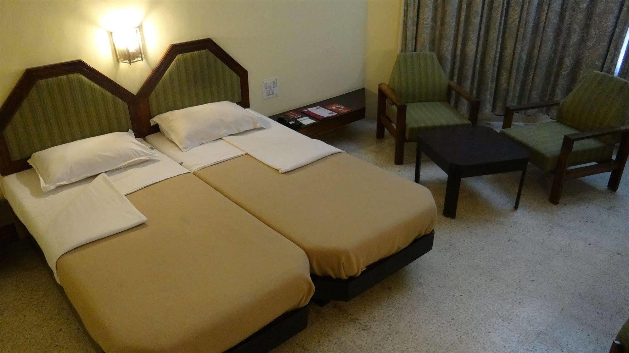 Hotel Paradise - Mysore Dasaprakash Group Buitenkant foto